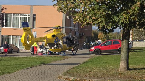 AKTUALIZUJEME: Nezletilý chlapec na koloběžce narazil v Mostě bez helmy do lampy. Do traumacentra ho transportoval vrtulník