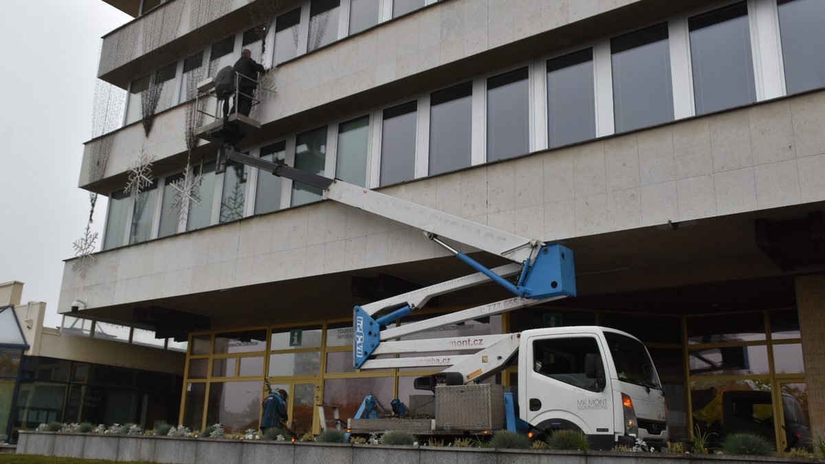 FOTO DNE: Most se pomalu halí do vánoční atmosféry. V ulicích začala instalace sváteční výzdoby