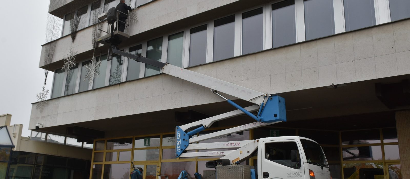 FOTO DNE: Most se pomalu halí do vánoční atmosféry. V ulicích začala instalace sváteční výzdoby