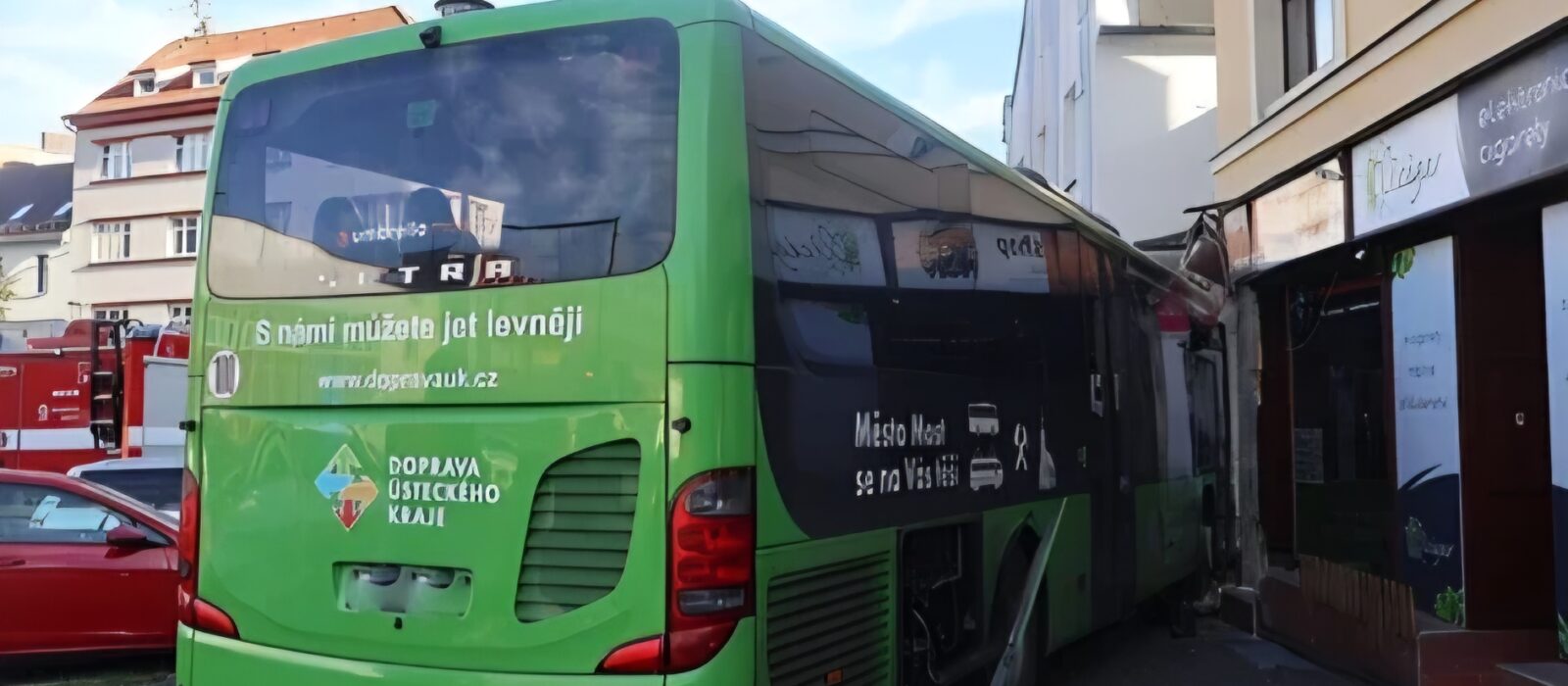 VIDEO: Policie hledá svědky nehody autobusu, jehož jízda skončila nárazem do domu