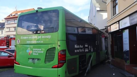 VIDEO: Policie hledá svědky nehody autobusu, jehož jízda skončila nárazem do domu