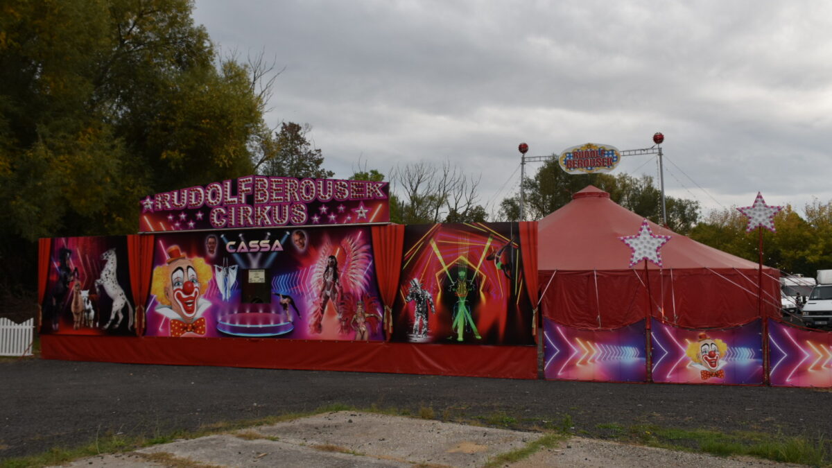POZVÁNKA: Do Mostu dorazil Cirkus Rudolf Berousek! Diváky láká na akrobaty i novou laserovou show