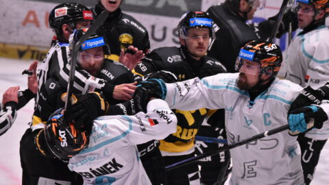 HOKEJ: Vyhrocené derby ovládl Litvínov! Vítězství nad Karlovými Vary doprovodily emoce i potyčka u střídaček