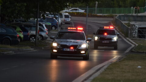 STALO SE: Policejní manévry u Střelnice v Mostě. Muž ohrožoval lidi na ulici i v obchodě pistolí