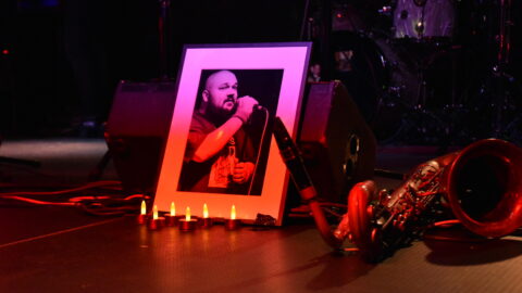 FOTO: Brutus v Mostě uctil památku zesnulého zpěváka. Koncert zahájila minuta ticha