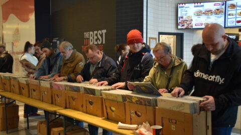 FOTO: Hudební nostalgie v Centralu. Burza vinylů a CD přilákala desítky návštěvníků
