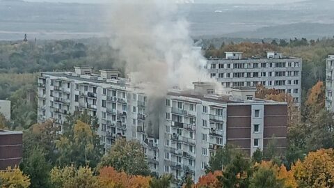 STALO SE: Požár vybydleného domu v Janově zaměstnal hasiče. Kouř stoupal vysoko nad střechy
