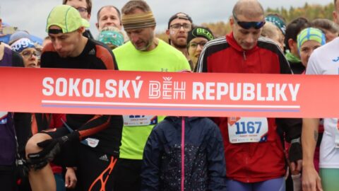 ZAJÍMAVOST: Jezero Most ovládnou běžci. Tradiční závod na oslavu republiky hlásí plno