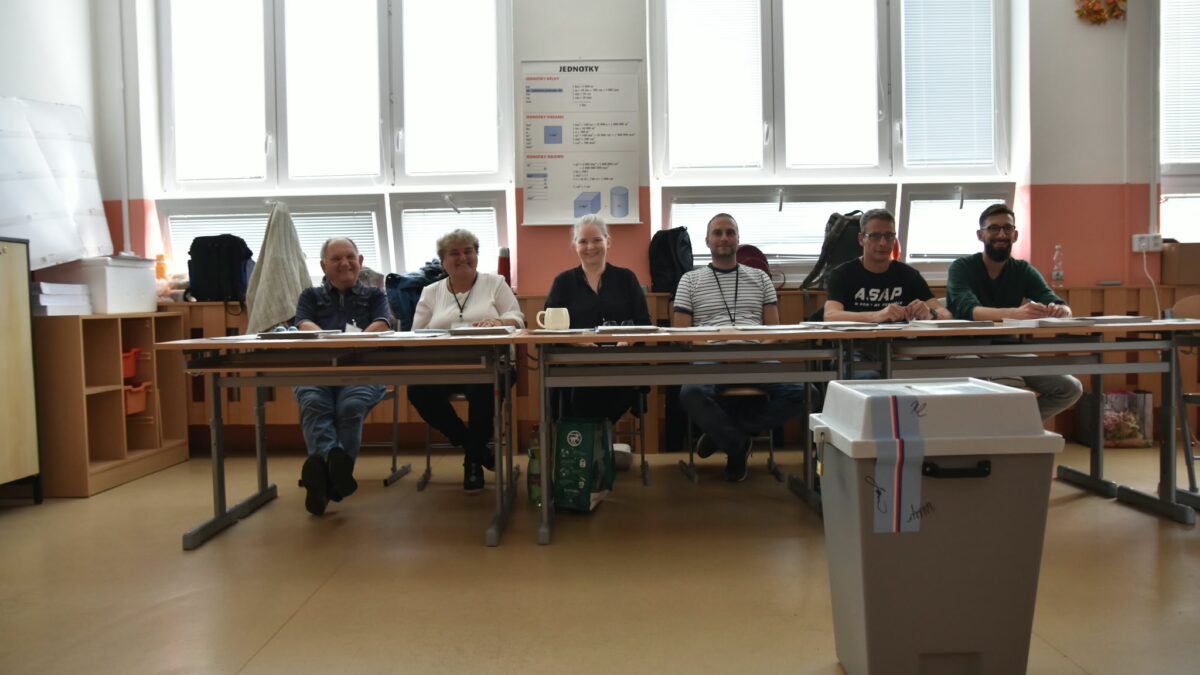 AKTUÁLNĚ: V Mostě se otevřely volební místnosti. O vedení města bojuje osm uskupení