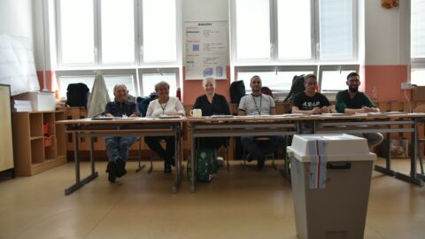 AKTUÁLNĚ: V Mostě se otevřely volební místnosti. O vedení města bojuje osm uskupení