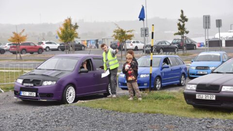 FOTO: Jezero Most ovládly fabie. Na tradičním srazu byly k vidění zajímavé automobilové kousky