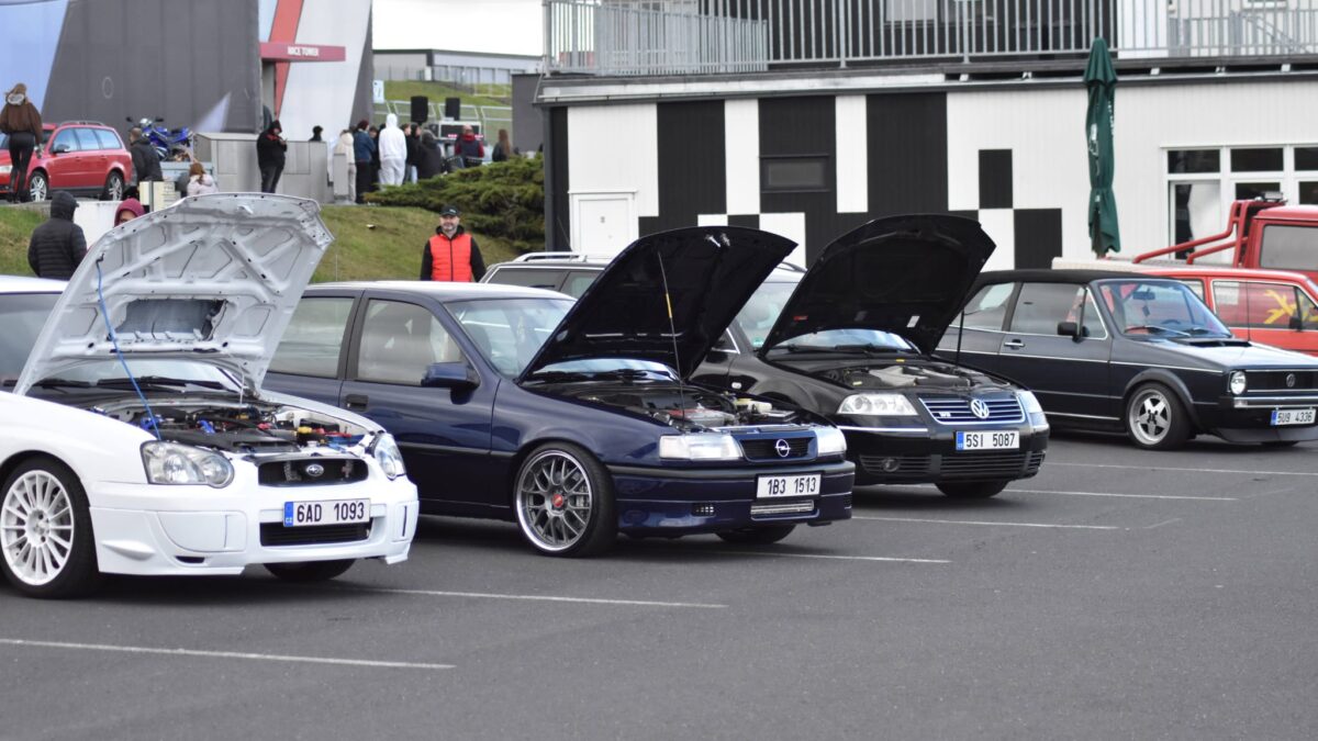 FOTO: Vůně benzínu a burácení motorů! Autoshow uzavírala motoristickou sezonu v Mostě