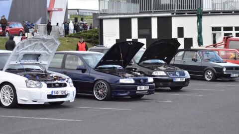 FOTO: Vůně benzínu a burácení motorů! Autoshow uzavírala motoristickou sezonu v Mostě