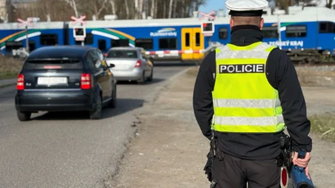 STALO SE: Řidič kamionu ignoroval v Litvínově červenou a poškodil závoru. Soud ho vyhostil ze země